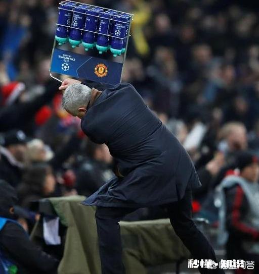 费莱尼进球后，穆里尼奥怒摔水瓶，他为什么要这么做