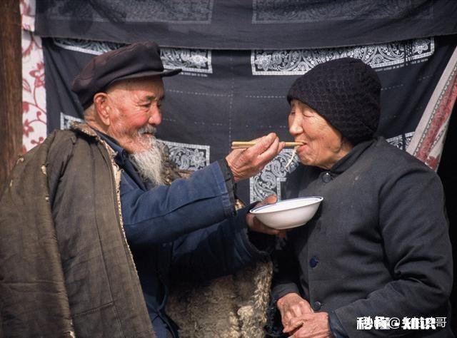 夫妻存款是应该自己存自己的，还是一起存在一个人名下