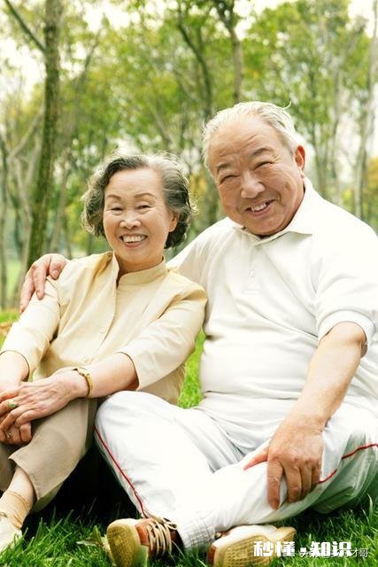 夫妻存款是应该自己存自己的，还是一起存在一个人名下