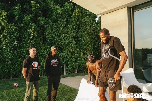 下一个威尔金斯诞生！KD打卡网红餐厅，双拐已不见，或能提前复出，你怎么看