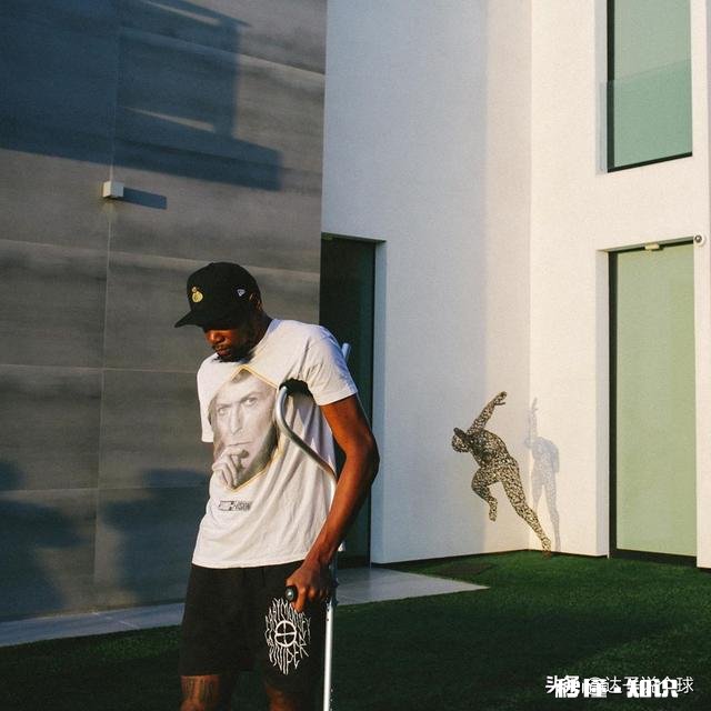 下一个威尔金斯诞生！KD打卡网红餐厅，双拐已不见，或能提前复出，你怎么看