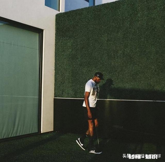 下一个威尔金斯诞生！KD打卡网红餐厅，双拐已不见，或能提前复出，你怎么看