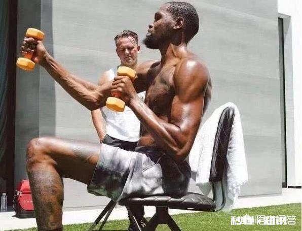 下一个威尔金斯诞生！KD打卡网红餐厅，双拐已不见，或能提前复出，你怎么看