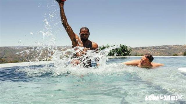 下一个威尔金斯诞生！KD打卡网红餐厅，双拐已不见，或能提前复出，你怎么看