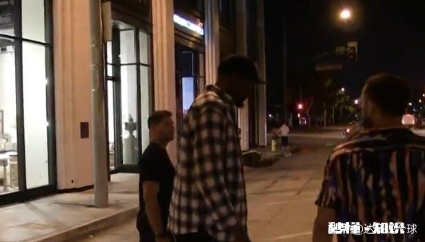 下一个威尔金斯诞生！KD打卡网红餐厅，双拐已不见，或能提前复出，你怎么看