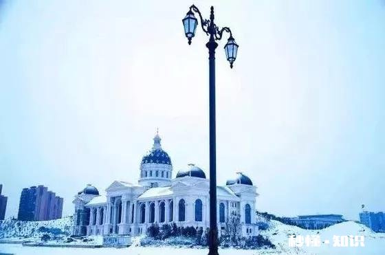 郑州一高校花百万建凯旋门,校方回应称是民国风，你怎么看