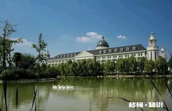 郑州一高校花百万建凯旋门,校方回应称是民国风，你怎么看