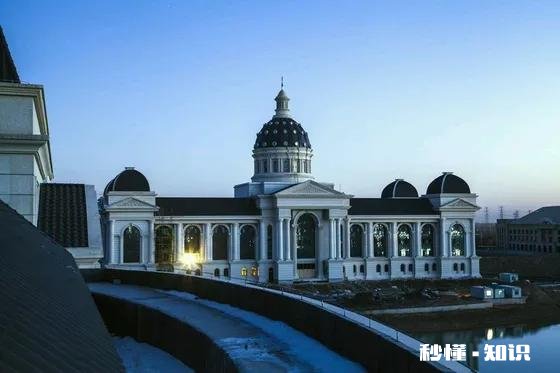 郑州一高校花百万建凯旋门,校方回应称是民国风，你怎么看