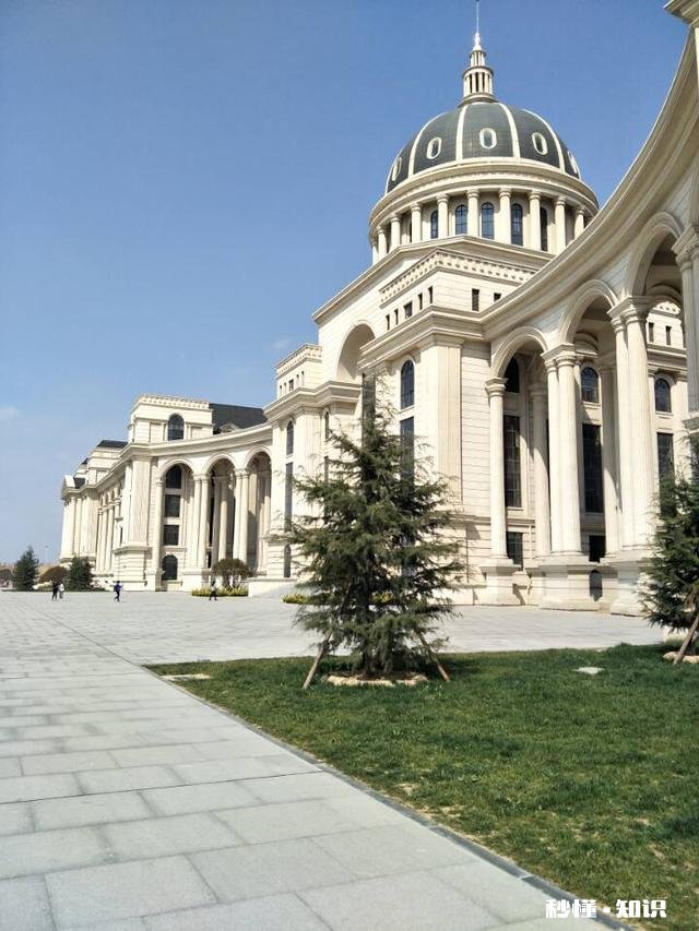 郑州一高校花百万建凯旋门,校方回应称是民国风，你怎么看