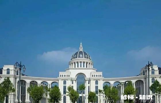 郑州一高校花百万建凯旋门,校方回应称是民国风，你怎么看