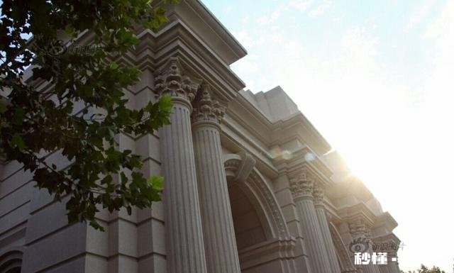 郑州一高校花百万建凯旋门,校方回应称是民国风，你怎么看