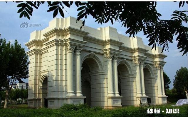 郑州一高校花百万建凯旋门,校方回应称是民国风，你怎么看