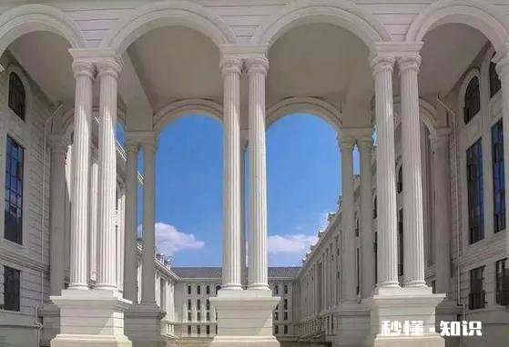 郑州一高校花百万建凯旋门,校方回应称是民国风，你怎么看