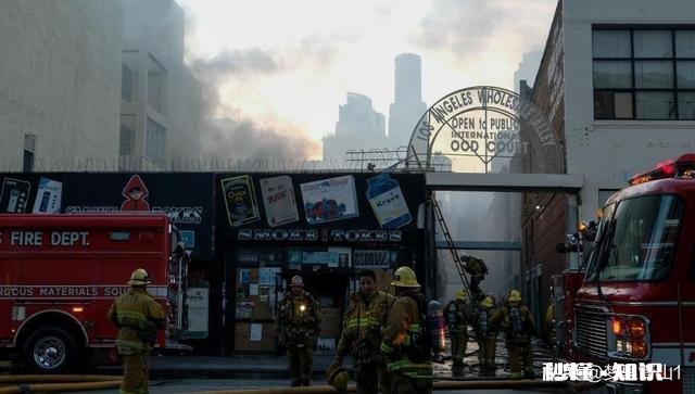 美国洛杉矶多栋建筑物起火爆炸，多名消防员受伤，怎么回事
