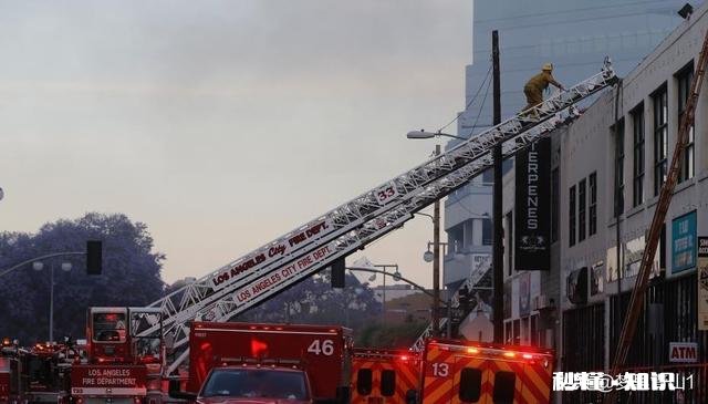 美国洛杉矶多栋建筑物起火爆炸，多名消防员受伤，怎么回事