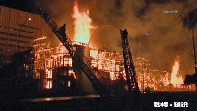 美国洛杉矶多栋建筑物起火爆炸，多名消防员受伤，怎么回事
