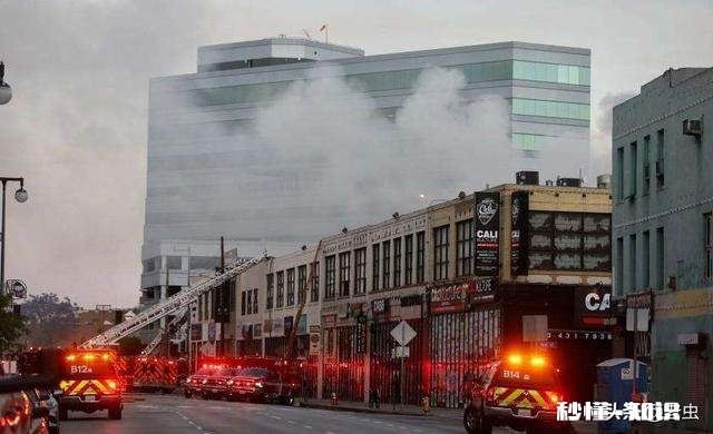 美国洛杉矶多栋建筑物起火爆炸，多名消防员受伤，怎么回事