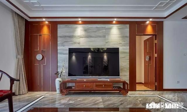 住在南方城市，请问电视墙背景是用墙纸好还是墙布好看到网上很多人说墙布容易发霉长虫，是这样吗