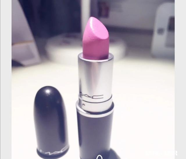 送女生一支口红，什么颜色的好一点，现在看了橘色和红色不知哪个好一点，皮肤挺白的