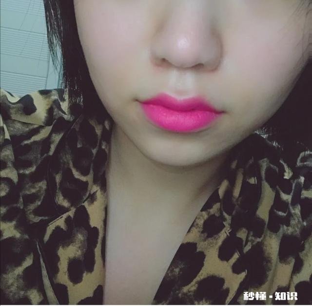 送女生一支口红，什么颜色的好一点，现在看了橘色和红色不知哪个好一点，皮肤挺白的