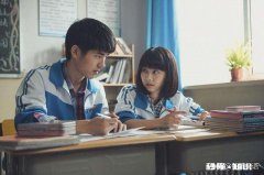 一个男同学喜欢你的表现?上课时他会时不时看我一眼