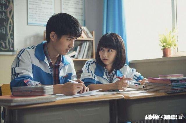 一个男同学喜欢你的表现?上课时他会时不时看我一眼