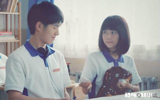 一个男同学喜欢你的表现?上课时他会时不时看我一眼