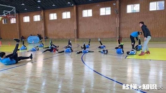 为什么打篮球刚开始大概十几分钟，脚底就感觉很酸没力，然后下场休息缓了一会就不会了，每次打球都这样