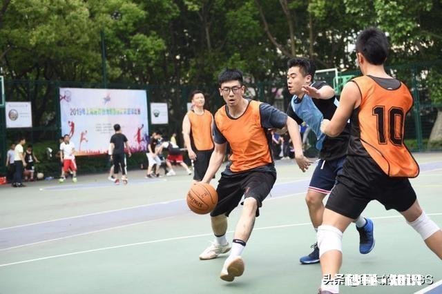 为什么打篮球刚开始大概十几分钟，脚底就感觉很酸没力，然后下场休息缓了一会就不会了，每次打球都这样