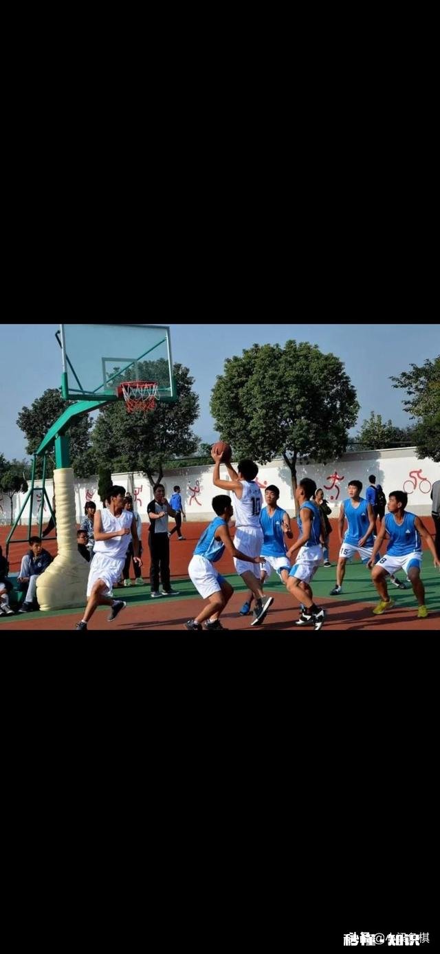 为什么打篮球刚开始大概十几分钟，脚底就感觉很酸没力，然后下场休息缓了一会就不会了，每次打球都这样