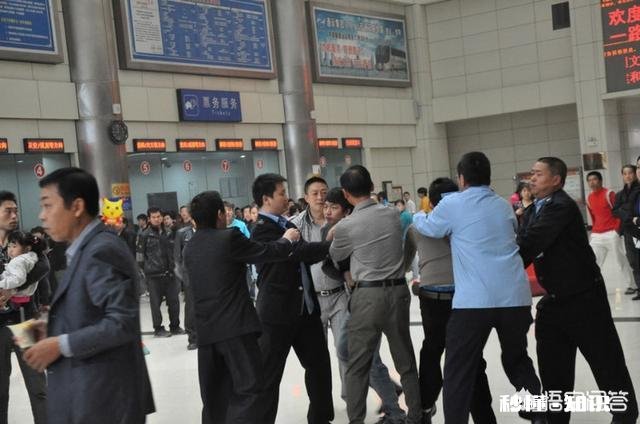 有些无耻的人在火车上强行占座涉嫌寻衅滋事罪吗，你怎么看