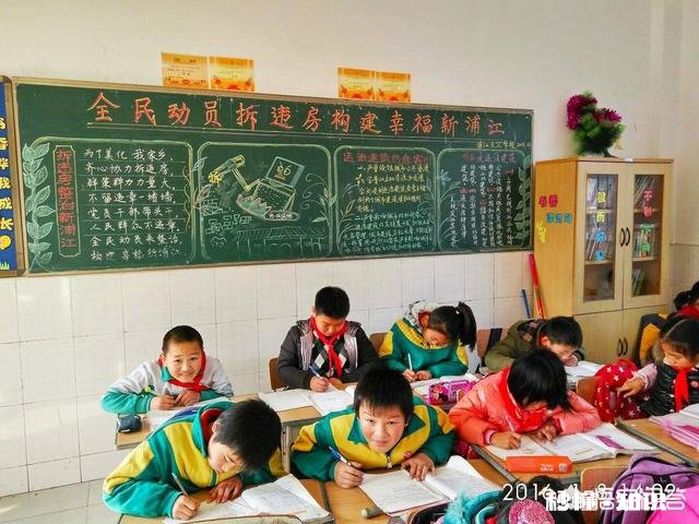 小学英语老师长期请病假，马上要期末考试了却发现该名老师长期活跃在微商中，该怎么办