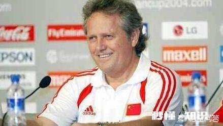 前国足主帅阿里汉质疑足协2000万欧年薪请里皮，称“花这么多钱为什么”，你是否认为他是嫉妒