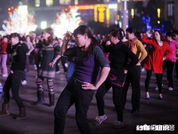 现在拍自媒体去公共场所拍,是隐蔽式拍摄,还是明着拍,你怎么看