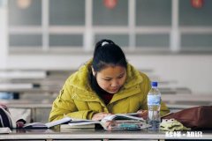 五线城市，国企，一个月接近4k，扣完1k住房公积金，到手不到3k，考上了211硕士非热门专业，