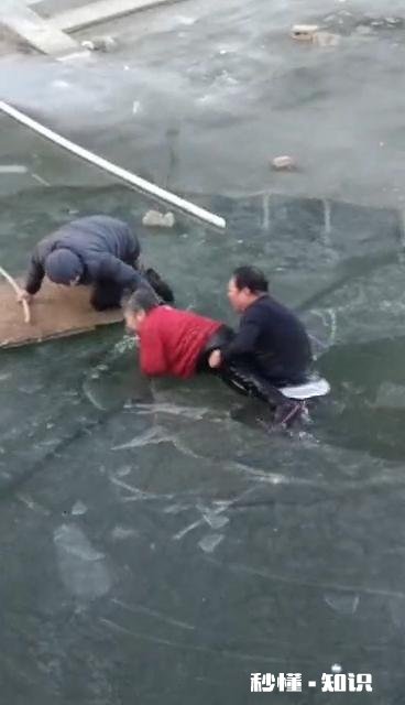如何看待保定一54岁男子徒手凿冰救坠入冰窟的七旬老太