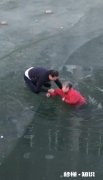如何看待保定一54岁男子徒手凿冰救坠入冰窟的七旬老太