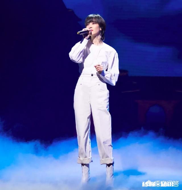 牛仔裤怎么搭配更时髦