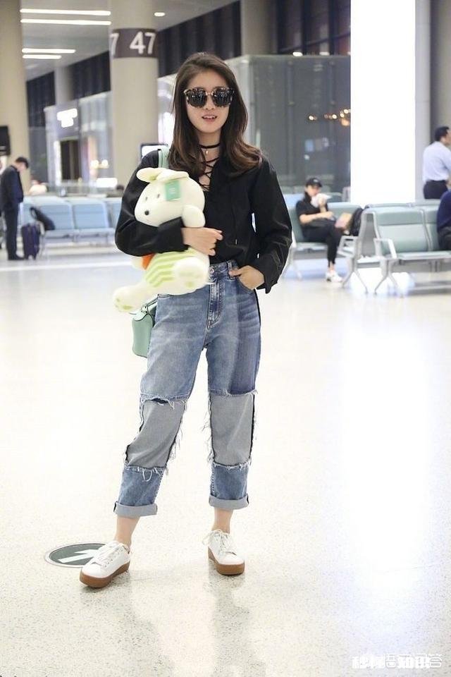 牛仔裤怎么搭配更时髦