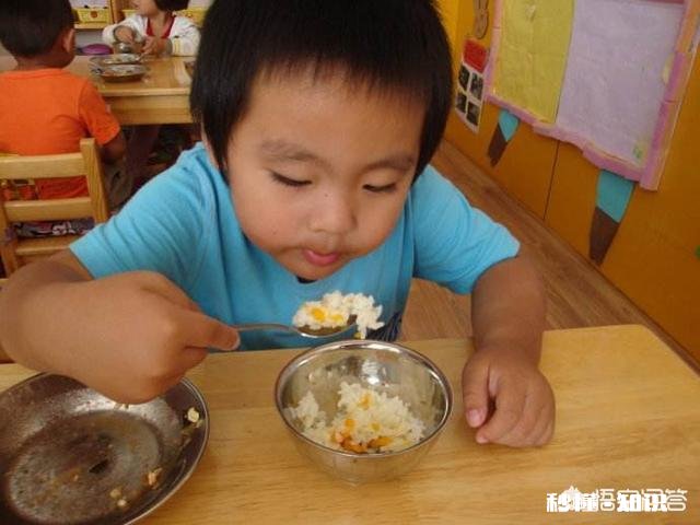 宝宝吃饭越来越多，还要喝奶吗