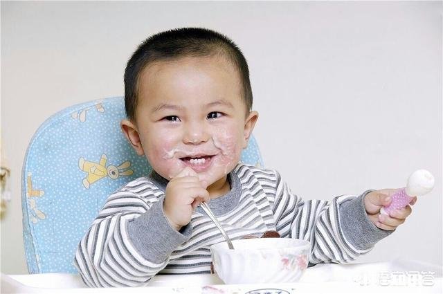 宝宝吃饭越来越多，还要喝奶吗