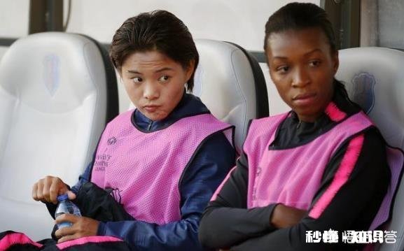 两名防守球员连拉带拽上演“全武行”,王霜硬扛帮助队友制造点球救主,你如何看