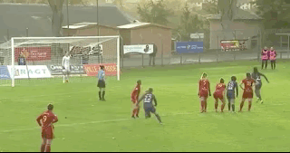 两名防守球员连拉带拽上演“全武行”,王霜硬扛帮助队友制造点球救主,你如何看