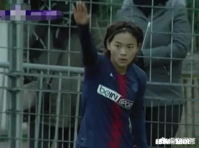 两名防守球员连拉带拽上演“全武行”,王霜硬扛帮助队友制造点球救主,你如何看