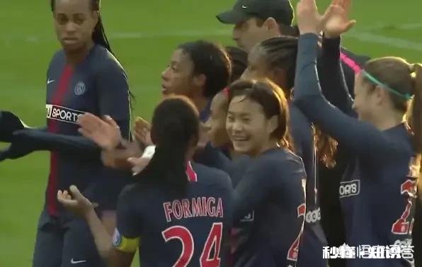 两名防守球员连拉带拽上演“全武行”,王霜硬扛帮助队友制造点球救主,你如何看