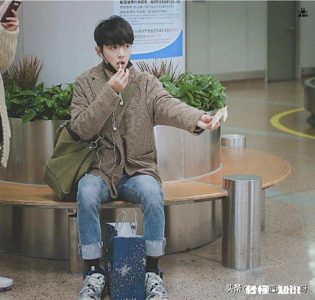 被摸手之后，肖战又遭遇私生饭卡车门，如何看待“私生饭”哪些明星有类似的遭遇