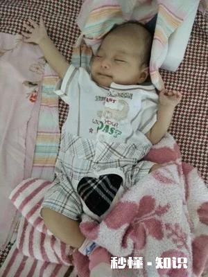 小宝2岁多，不喜欢盖被子，每天晚上都要盖无数次的被子，有什么好的方法