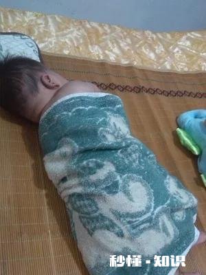 小宝2岁多，不喜欢盖被子，每天晚上都要盖无数次的被子，有什么好的方法