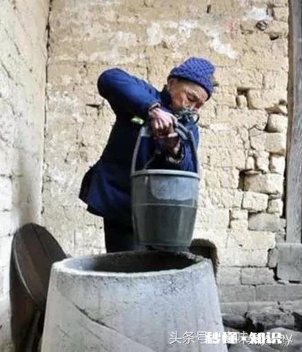 大龄未婚女，母亲逼我收养弟弟的孩子养老，怎么办