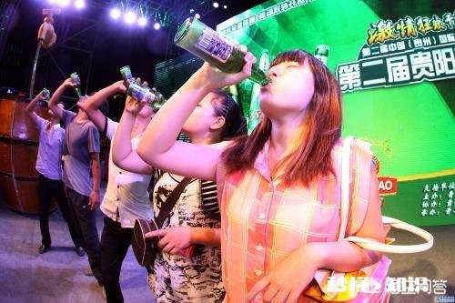 上联：穷人恋酒一事无成，如何对下联